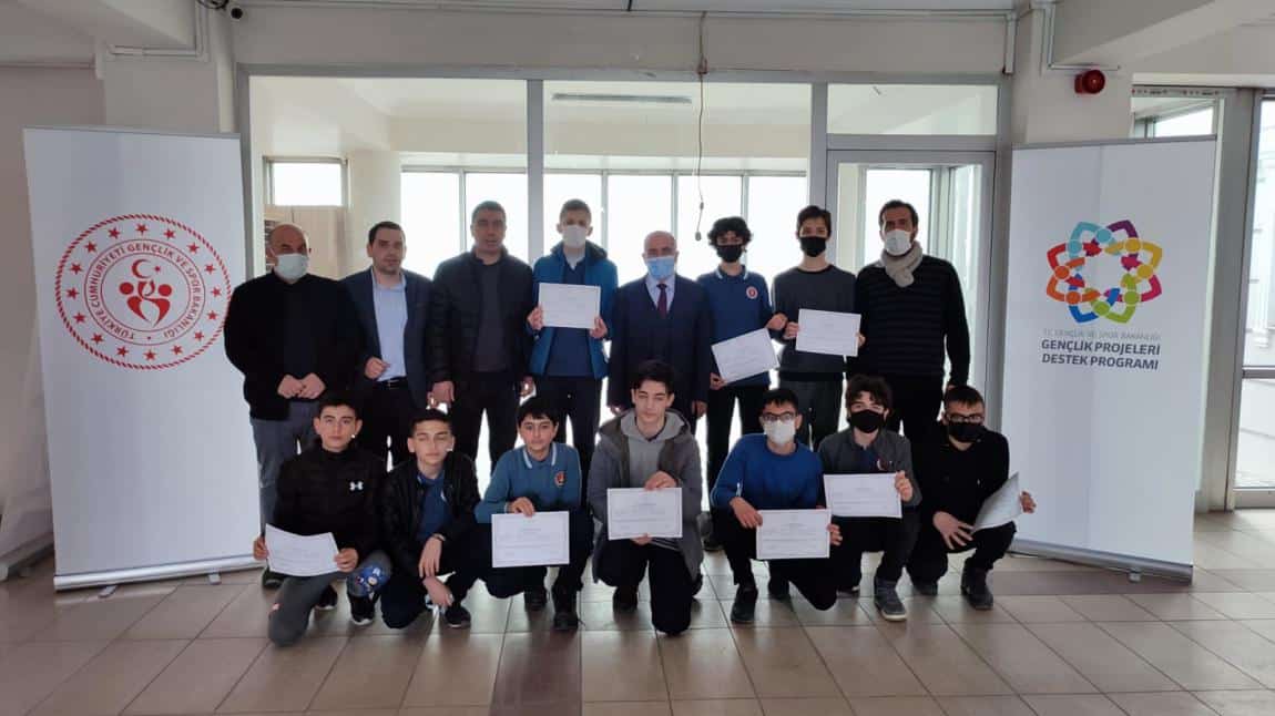Robotik kodlama kursunda başarılı olan öğrencilere sertifikaları ve ödülleri verildi.